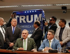 Enquanto a direita da turma do Bolsonaro se enrola com futuro eleitoral e ergue bandeira de Trump, Zema e Caiado se lançam para 2026
