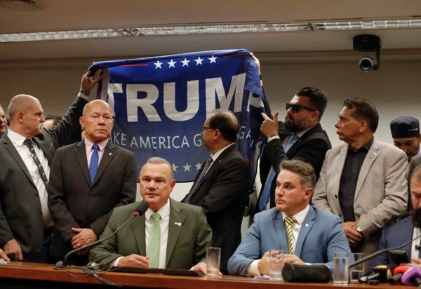 Enquanto a direita da turma do Bolsonaro se enrola com futuro eleitoral e ergue bandeira de Trump, Zema e Caiado se lançam para 2026