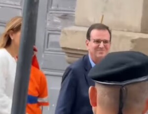 Ovacionado e Vaiado? Eduardo Paes causa alvoroço ao chegar no Velório de Preta Gil que reuniu fãs e familiares no Theatro Municipal do Rio