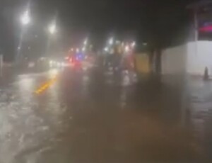 Chuva de 10 minutos transforma principais ruas de Maricá em rios e expõe caos, enquanto Quaquá conta história e viaja pelo mundo 