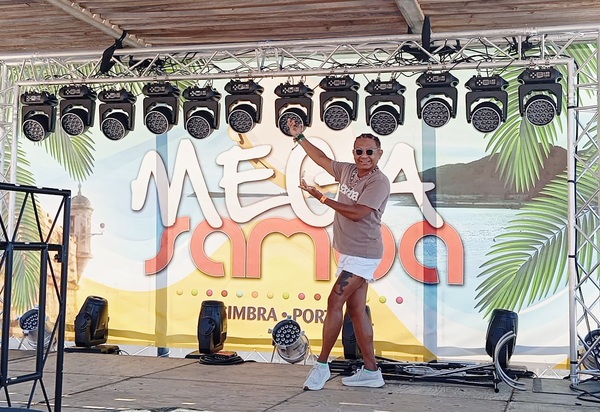 Muso do carnaval carioca  Thiago Lisboa comemora seu aniversário no MegaSamba em Sesimbra Portugal.