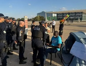 Moraes proíbe acampamentos na Praça dos Três Poderes após ato de deputado bolsonarista