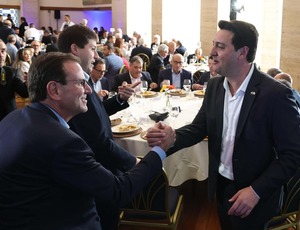 Aliado de Lula, Paes diz que Brasil 'estaria muito melhor' sob gestão de Ratinho Jr, governador do Paraná