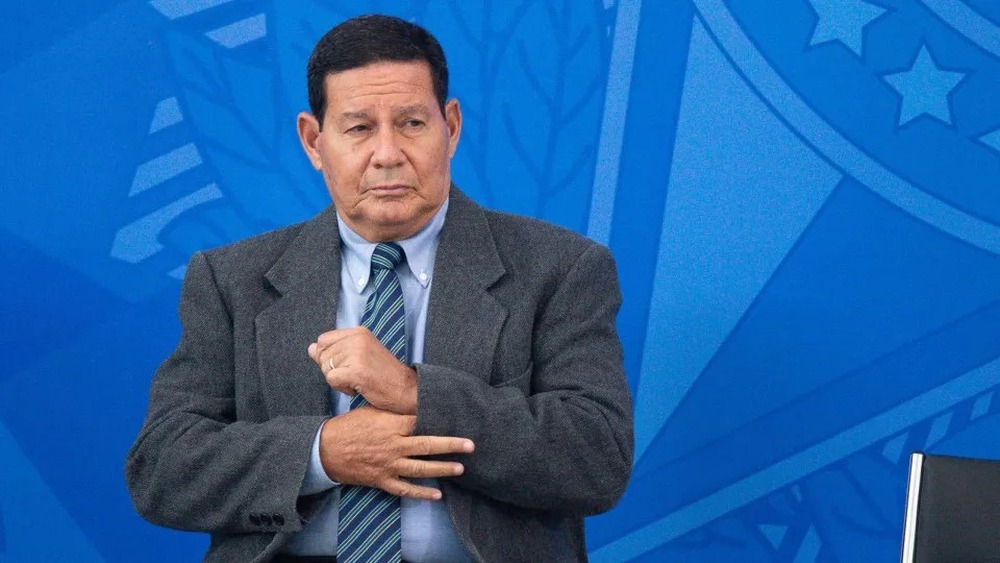 Se eu tivesse sido o candidato a vice, Bolsonaro não estaria nessa situação, diz Mourão