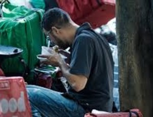 A dupla face da conectividade: Como a Uberização redefine o trabalho e desafia direitos