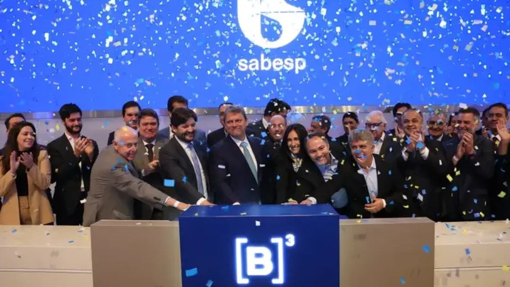 Após privatização, Sabesp registra mais receita, demissões e vazamentos