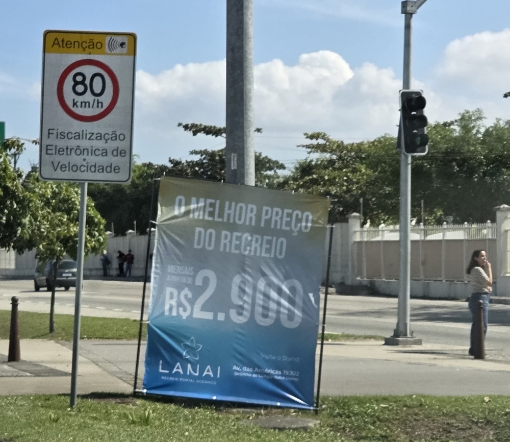 Barra e Recreio sem Lei: Invasão de placas imobiliárias transforma Avenida das Ámericas em cenário de desordem urbana