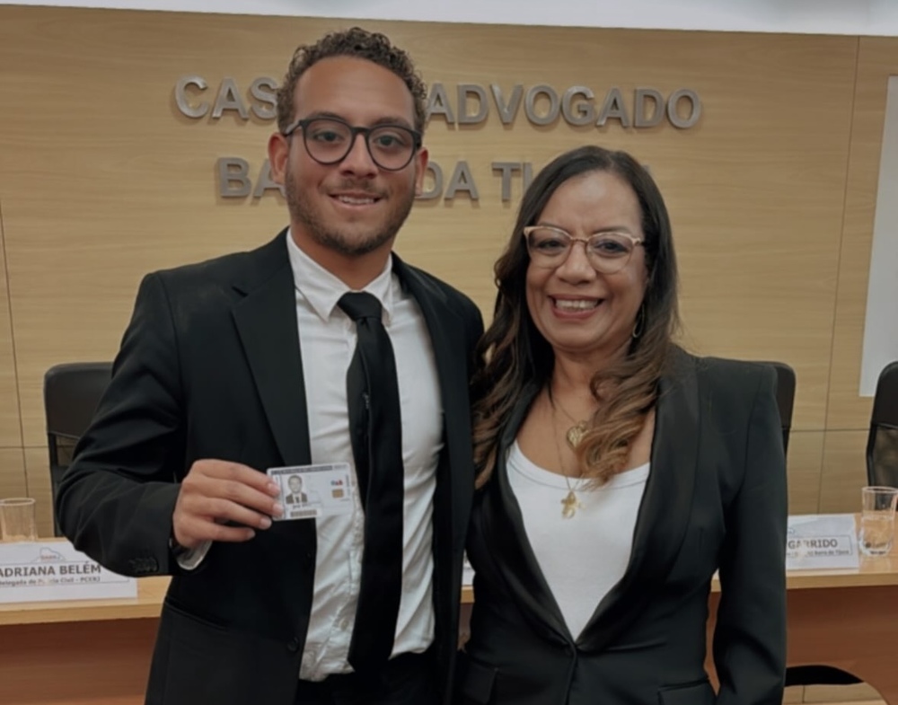 Delegada Adriana Belém participa de cerimônia na OAB e entrega carteira ao filho, Gabriel Belém