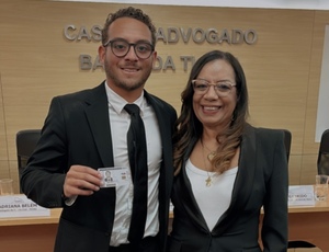 Delegada Adriana Belém participa de cerimônia na OAB e entrega carteira ao filho, Gabriel Belém