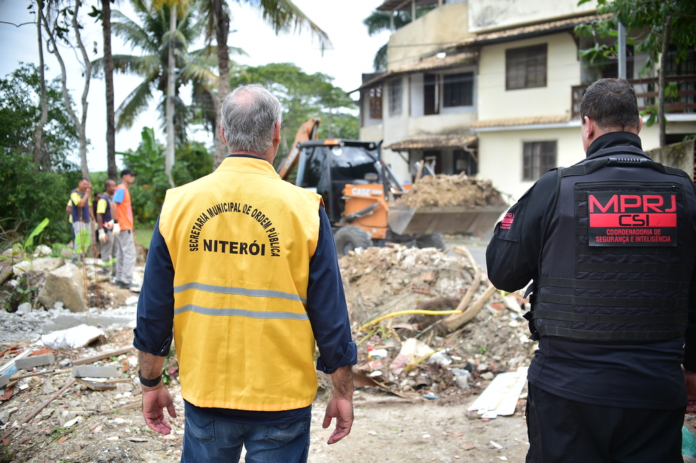 Prefeitura de Niterói e Ministério Público realizam demolição em área invadida na beira da Lagoa de Piratininga   