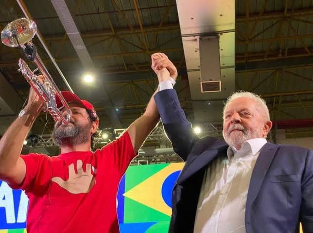 Silêncio quebrado por trompete petista: o clima na porta de Bolsonaro após a prisão