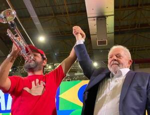Silêncio quebrado por trompete petista: o clima na porta de Bolsonaro após a prisão