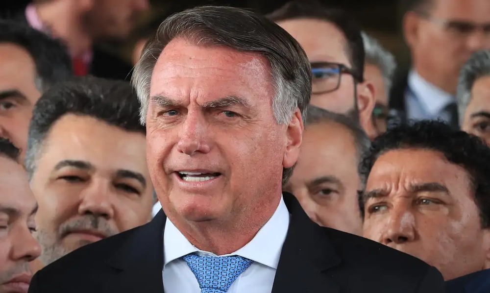 PF faz operação na casa de Bolsonaro e apreende celular