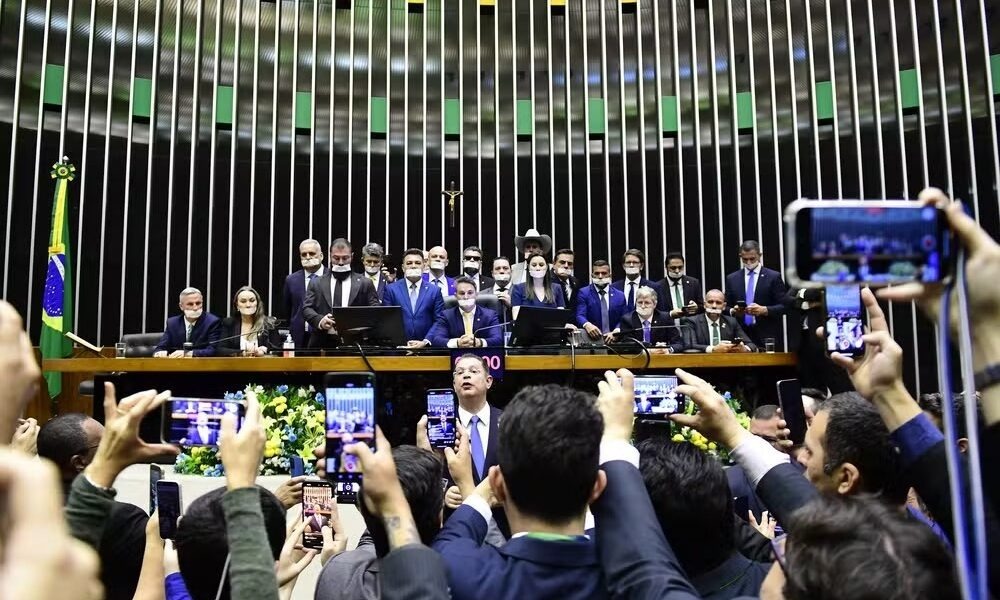 Pacote da paz ou guerra política: Flávio Bolsonaro lidera ocupação histórica no Parlamento