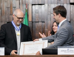 Mauricio Knoploch recebe Medalha Tiradentes na Alerj em reconhecimento à sua contribuição para o desenvolvimento do estado