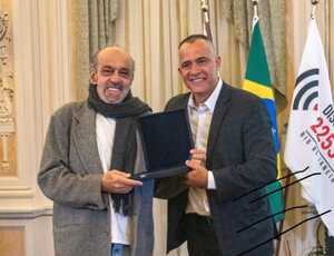 Empresário José Koury recebe homenagem do Disque Denúncia por contribuição do Barra World Shopping à segurança pública