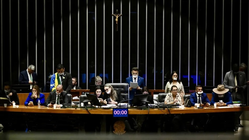 Bancada do Esparadrapo: Parlamentares são 'ridicularizados' nas redes após protestos no Congresso