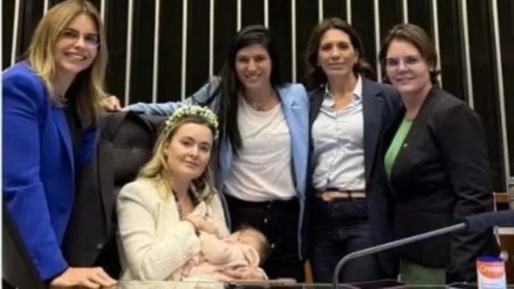 Comissão aciona conselho tutelar após deputada usar filha como escudo humano