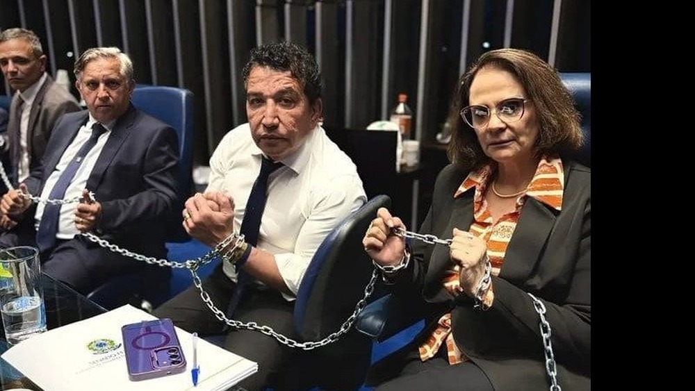 Senadores se acorrentam em protesto por impeachment de Alexandre de Moraes
