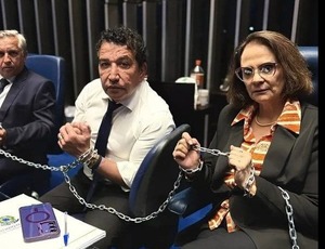 Senadores se acorrentam em protesto por impeachment de Alexandre de Moraes