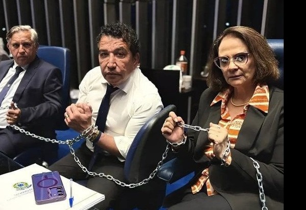Senadores se acorrentam em protesto por impeachment de Alexandre de Moraes