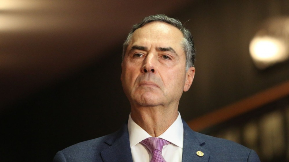 Racha no STF: Barroso planeja sair do STF, diz site