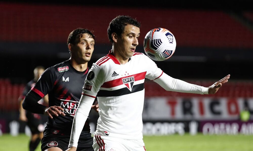 São Paulo vence mais uma vez e lidera grupo E na Libertadores 