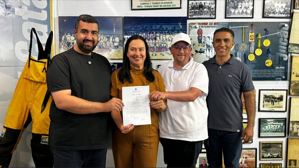 Prefeito Leonardo Vasconcellos empossa Erika Marra como secretária de Esporte e Lazer