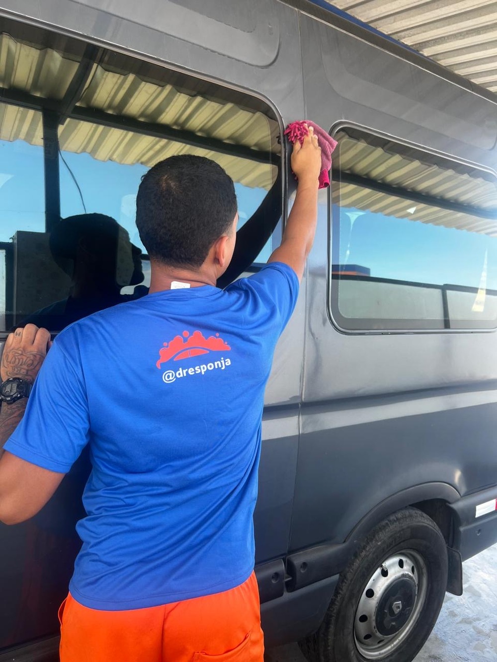 Dr. Esponja: Lavagem Detalhada que Faz Seu Carro Brilhar em Duque de Caxias