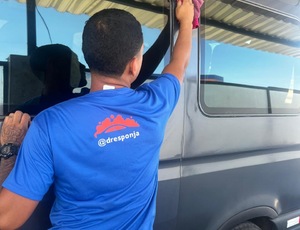 Dr. Esponja: Lavagem Detalhada que Faz Seu Carro Brilhar em Duque de Caxias