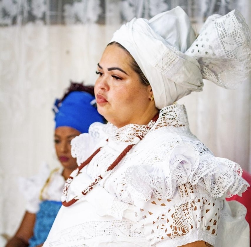 Ialorixá Karla Padilha celebra e explica o mês de Omolu: “Um tempo sagrado de cura, respeito e renovação”