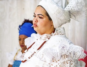 Ialorixá Karla Padilha celebra e explica o mês de Omolu: “Um tempo sagrado de cura, respeito e renovação”