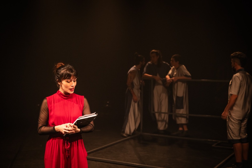 Espetáculo 'Feio' reflete sobre redes sociais, tecnologia e o desejo de aceitação em nova temporada no Teatro Ziembinski