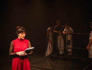 Espetáculo 'Feio' reflete sobre redes sociais, tecnologia e o desejo de aceitação em nova temporada no Teatro Ziembinski