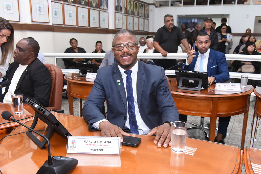 Marcio Simpatia reconhece dedicação de médico e entrega Medalha de Mérito Comendador Soares