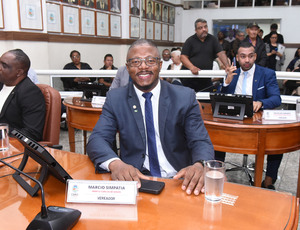 Marcio Simpatia reconhece dedicação de médico e entrega Medalha de Mérito Comendador Soares