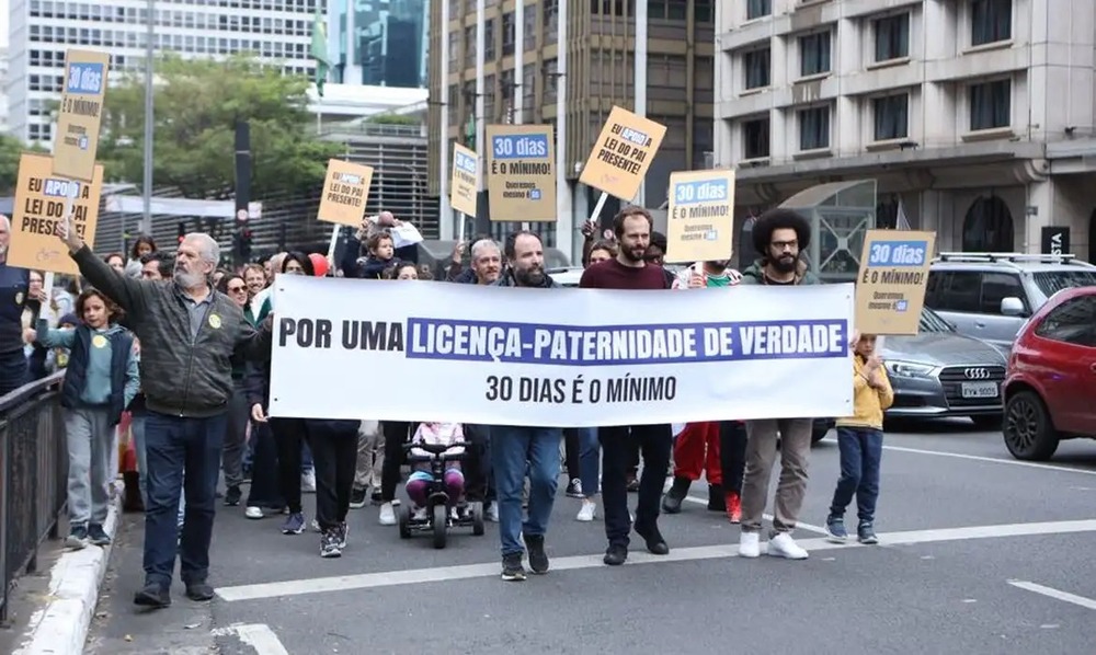 Pais e familiares pedem aumento para 30 dias de licença