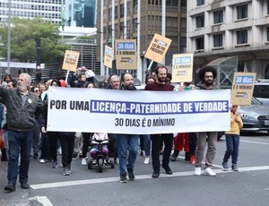 Pais e familiares pedem aumento para 30 dias de licença