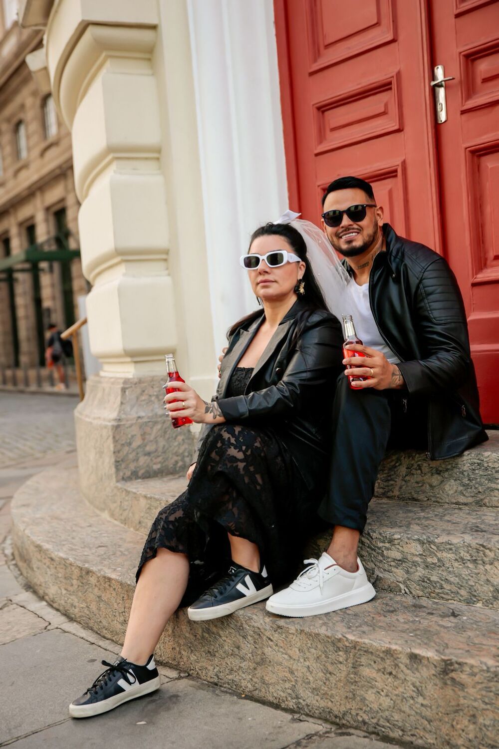 Cacau Jr, pai de Wenny, faz ensaio pré-wedding pelas ruas com a noiva, Ellis