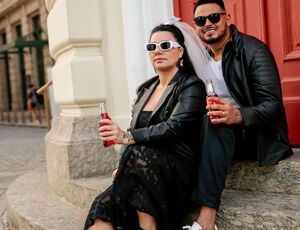 Cacau Jr, pai de Wenny, faz ensaio pré-wedding pelas ruas com a noiva, Ellis