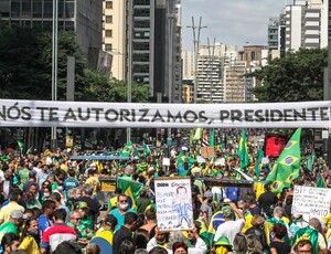 Bolsonaro ironiza a esquerda: “O 1° de maio trocou de camisa” 