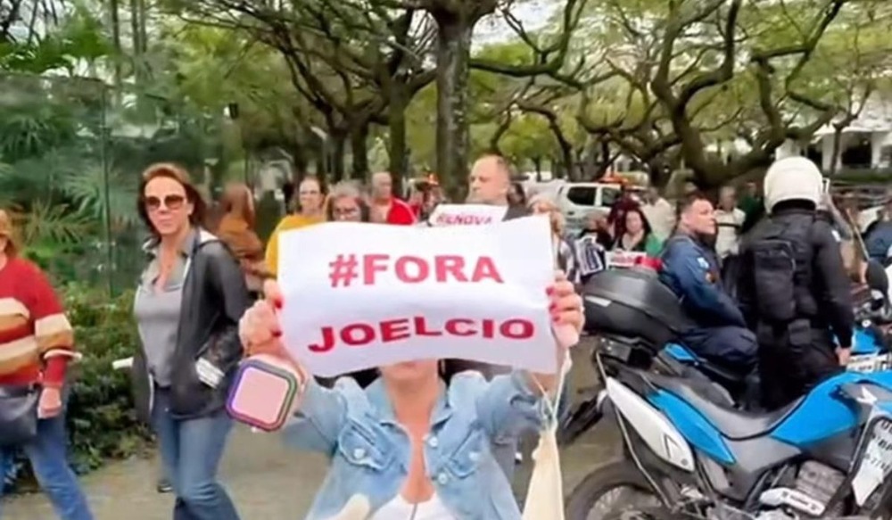 'Rebelião' no Península: moradores de condomínio de Castro e Crivella denunciam insegurança e pedem transparência