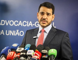 AGU pede que Meta exclua chatbots que promovem erotização infantil