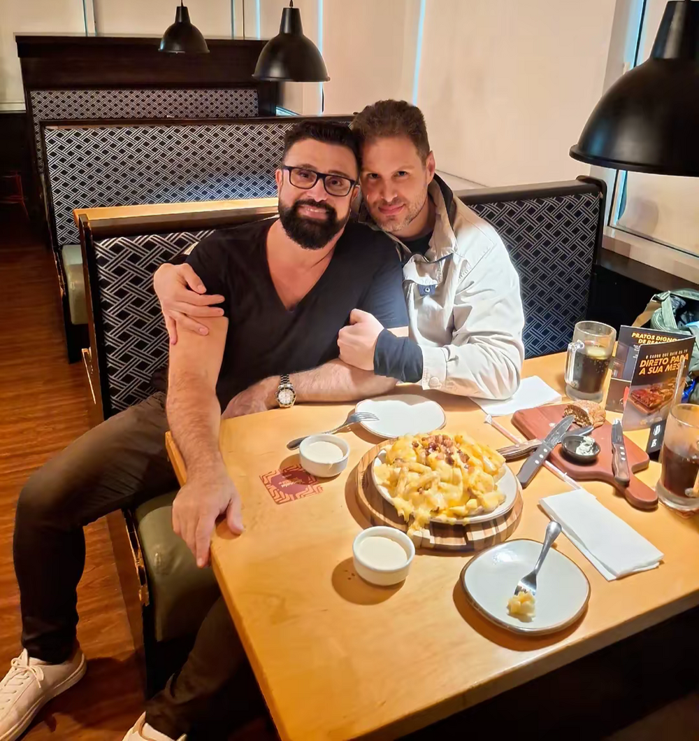 Eita! Bernardo Langlott publica fotos de jantar romântico com Médico galã e levanta rumores de romance!