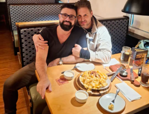 Eita! Bernardo Langlott publica fotos de jantar romântico com Médico galã e levanta rumores de romance!
