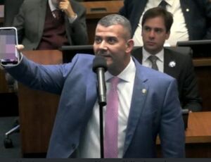 Deputado Alan Lopes exibe vídeo de esquartejamento na Alerj ao criticar direitos humanos para assassinos