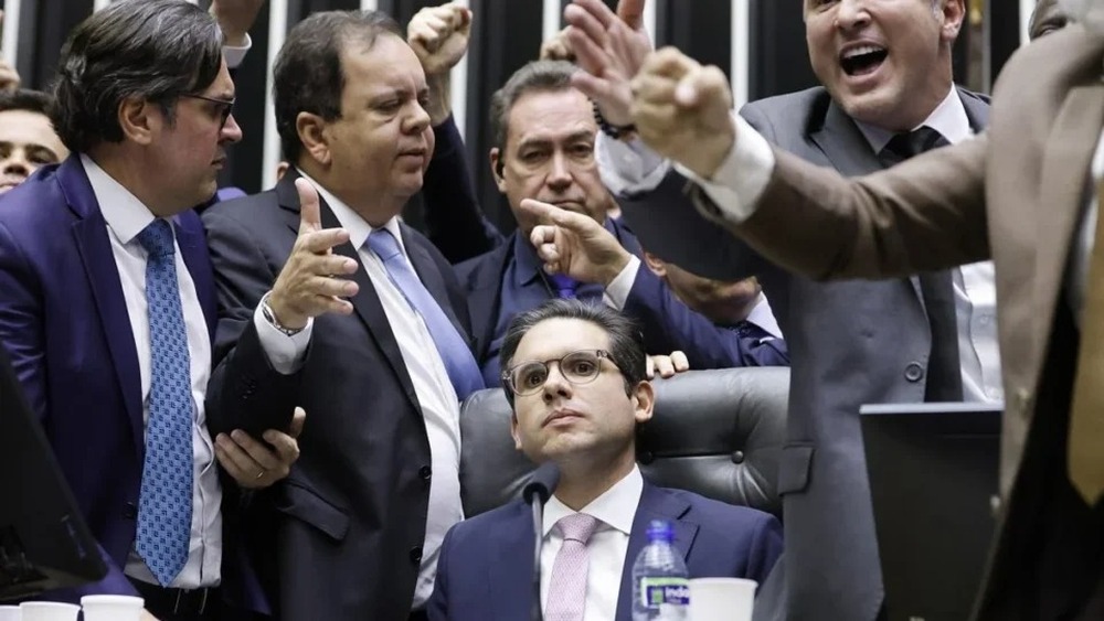Hugo Motta pauta isenção do IR até R$ 5 mil e tenta reafirmar autoridade na Câmara