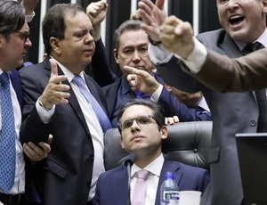 Hugo Motta pauta isenção do IR até R$ 5 mil e tenta reafirmar autoridade na Câmara