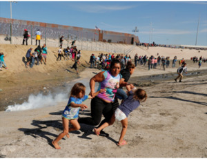 Crianças e adolescentes atravessam a fronteira do EUA e México 