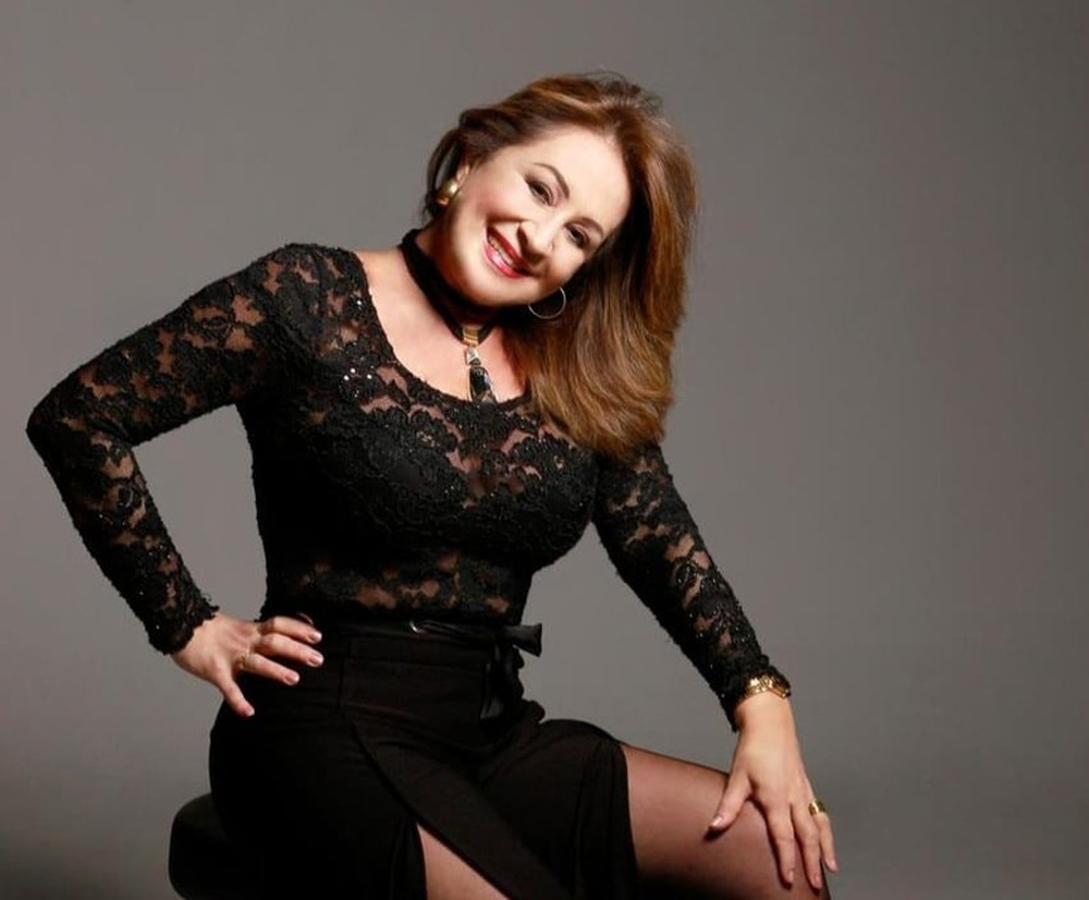 Betth Ripolli encanta plateia em entardecer de celebração à diversidade musical no Clube Pinheiros